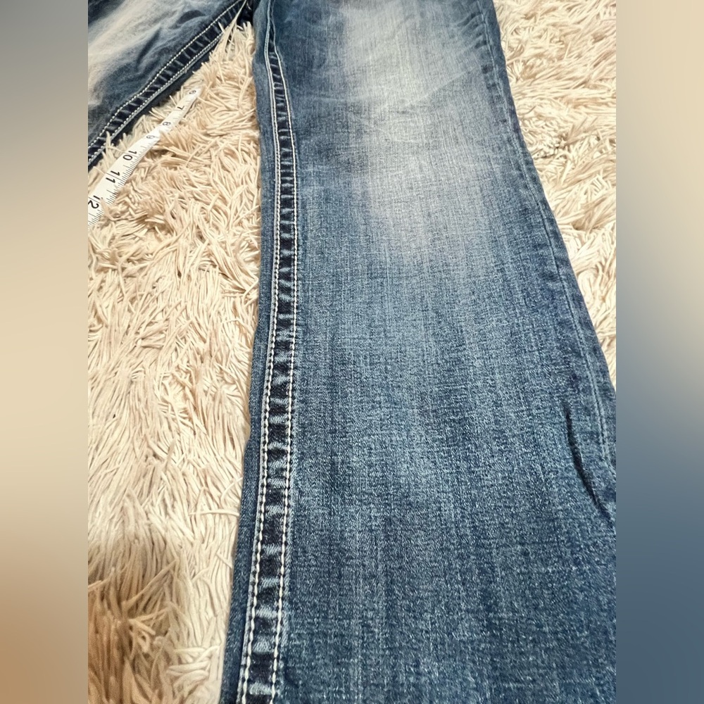 Miss Me Distressed ZigZag Waves Capris - Picture 9 of 14